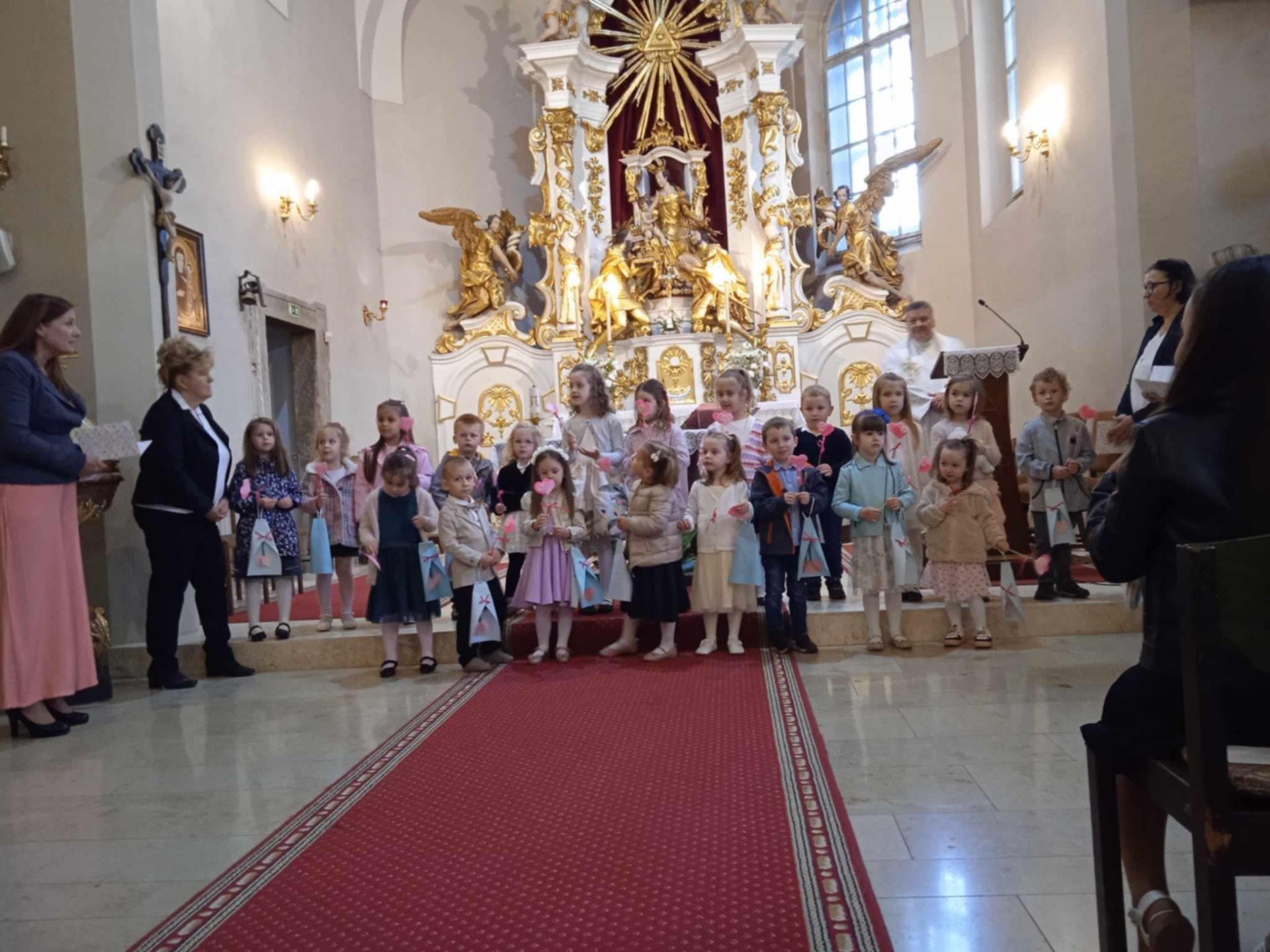 Anyák napi ünnepség a templomban plébánosunkkal