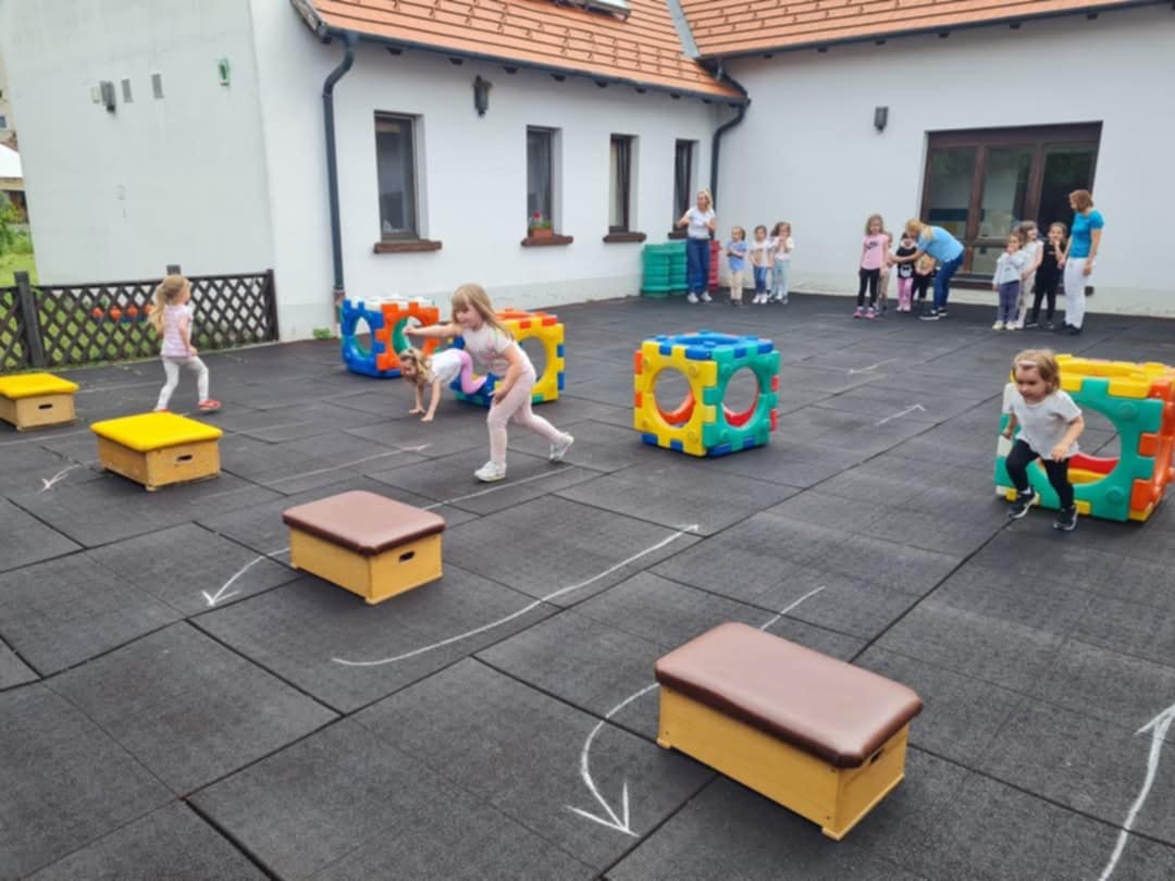 Gyermekheti program: sportvetélkedő a 4 csoport között