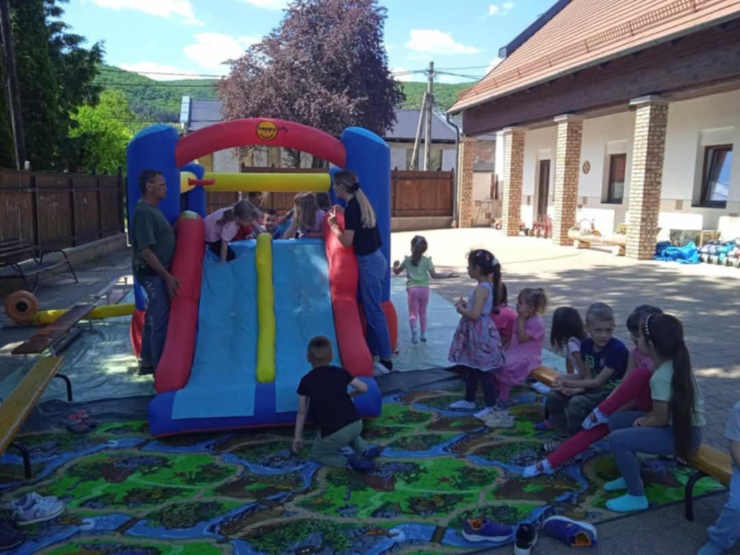 Gyermekheti program: ugrálóvár